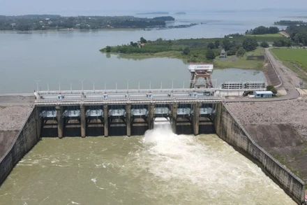 Thủy điện Trị An trong một lần xả lũ điều tiết hồ chứa.