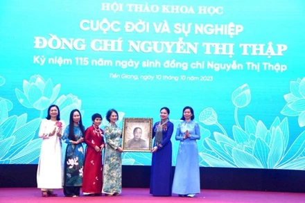 Trao tranh chân dung đồng chí Nguyễn Thị Thập bằng lá sen cho Hội Liên hiệp Phụ nữ Việt Nam.