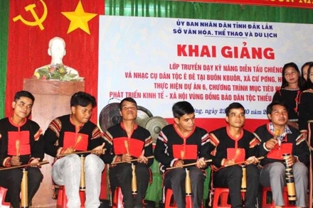 Các thanh niên dân tộc Ê Đê xã Cư Pơng biểu diễn chiêng tre tại buổi khai mạc lớp học.