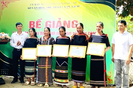 Ban Tổ chức lớp học tặng giấy khen cho các học viên xuất sắc.