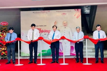 Các đại biểu cắt băng khai mạc triển lãm.