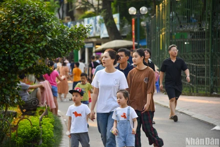 Du khách thăm quan Công viên Thủ Lệ.