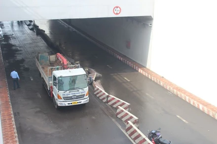 Lực lượng chức năng khắc phục sự cố.