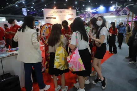 Các sinh viên Thái Lan tại một gian hàng trong Hội chợ Việc làm Thái Lan 2023. (Ảnh: Bưu điện Bangkok)