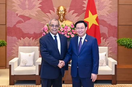Chủ tịch Quốc hội Vương Đình Huệ và Bộ trưởng Công nghiệp và Sản xuất Dược phẩm Algeria Ali Aoun.