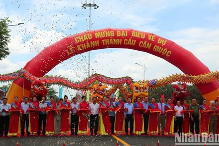 Lãnh đạo, nguyên lãnh đạo Trung ương và tỉnh Long An qua các thời kỳ cắt băng khánh thành cầu Cần Giuộc.