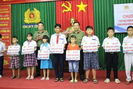 Đại diện lãnh đạo Công an Cần Thơ trao học bổng cho các em. 