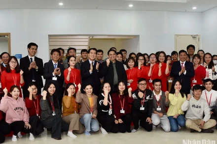 Thủ tướng Phạm Minh Chính chụp ảnh với người lao động của Công ty Hana Micron Vina.