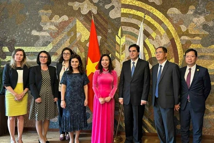 Thứ trưởng Ngoại giao Lê Thị Thu Hằng và Thứ trưởng Bộ Ngoại giao Bulgaria Tihomir Stoytchev.