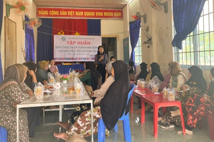 Hội Liên hiệp Phụ nữ tỉnh tập huấn phụ nữ Chăm kiến thức hạch toán kinh doanh.