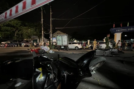 Hàng loạt xe máy bị xe tải tông liên hoàn. 
