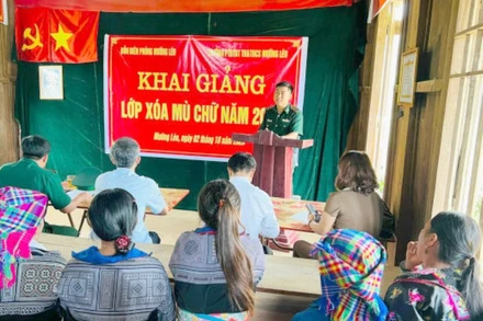 Lễ khai giảng lớp xóa mù chữ tại bản Sam Quảng, xã Mường Lèo, huyện Sốp, tỉnh Sơn La.