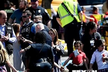 Sơ tán các em học sinh sau vụ xả súng tại Trường tiểu học tư thục Covenant ở thành phố Nashville, bang Tennessee, Mỹ ngày 27/3/2023. (Ảnh: AP/TTXVN)