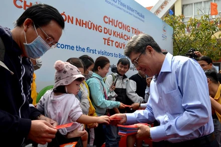 Ông Nguyễn Minh, Phó Chủ tịch Ủy ban nhân dân tỉnh Bình Thuận trao tận tay những phong bao lì xì cho hành khách vừa xuống tàu.