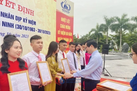 Đồng chí Vũ Quyết Tiến, Bí thư Thành ủy Hạ Long trao quyết định kết nạp đảng viên cho các quần chúng ưu tú.