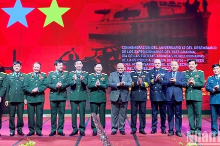 Các đại biểu chụp ảnh lưu niệm tại sự kiện.