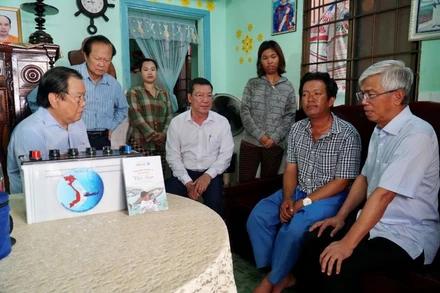 Lãnh đạo Ủy ban nhân dân thành phố và Ban Biên tập Báo Pháp luật Thành phố Hồ Chí Minh tặng quà cho gia đình một ngư dân huyện Cần Giờ. 