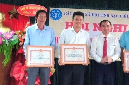 Đại diện lãnh đạo Ủy ban nhân dân tỉnh Bạc Liêu trao bằng khen tặng các đơn vị có nhiều thành tích trong công tác bảo hiểm xã hội. 