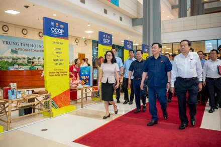 Chủ tịch Quốc hội Vương Đình Huệ, Phó Chủ tịch Thường trực Quốc hội Trần Thanh Mẫn và các đại biểu đến kiểm tra công tác chuẩn bị hội nghị tại Trung tâm Hội nghị Quốc gia Mỹ Đình.