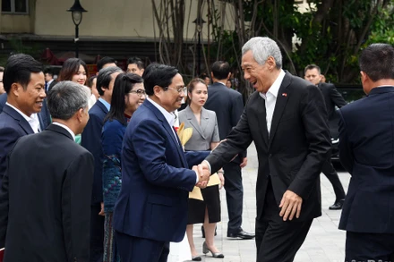 Thủ tướng Phạm Minh Chính và lãnh đạo Đại học Quốc gia Hà Nội đón Thủ tướng Singapore Lý Hiển Long cùng phu nhân.