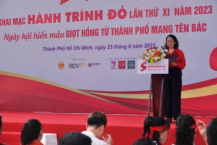 Bà Bùi Thị Hòa, Chủ tịch Trung ương Hội Chữ Thập đỏ Việt Nam, phát biểu tại lễ khai mạc.