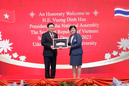 Chủ tịch Quốc hội Vương Đình Huệ tặng quà lưu niệm Đại học Hoàng gia Rajabhat Udon Thani. (Ảnh: TTXVN)