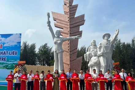 Lãnh đạo tỉnh Bến Tre cắt băng khánh thành công trình nâng cấp, chuyển chất liệu tượng đài Đồng Khởi Bến Tre. 