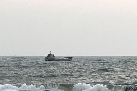 Tàu Xuyên Á 126 chở 2.600 tấn phân đạm bị nạn đang neo tại vị trí cách bờ biển Kê Gà, huyện Hàm Thuận Nam, Bình Thuận gần 1.000m.