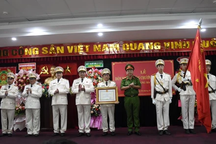 Đại tá Trần Phòng, Phó Giám đốc Công an Đà Nẵng trao tặng Huân chương Chiến công hạng Ba cho Công an quận Sơn Trà.