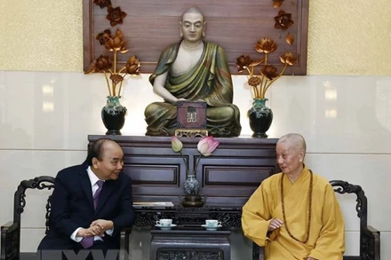 Chủ tịch nước Nguyễn Xuân Phúc chúc Tết Pháp chủ Giáo hội Phật giáo Việt Nam Thích Trí Quảng. (Ảnh: Thống Nhất/TTXVN)
