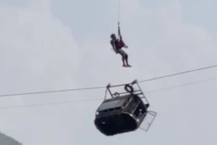 Giải cứu các học sinh mắc trong cáp treo. (Nguồn: CNN)