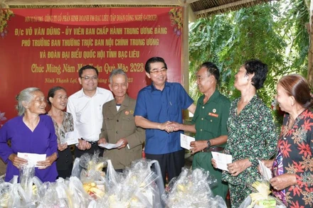 Đồng chí Võ Văn Dũng (áo xanh, giữa), Phó Trưởng ban Thường trực Ban Nội chính Trung ương, tặng quà các gia đình chính sách tại huyện Hồng Dân (Bạc Liêu).