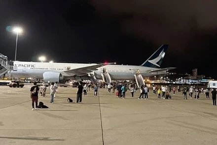 Máy bay của Cathay Pacific trên đường băng tại sân bay quốc tế Hong Kong, ngày 24/6. (Ảnh: AP)