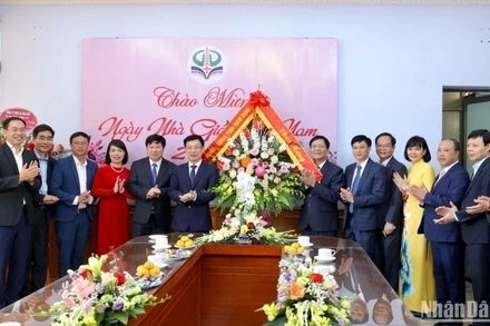 Đồng chí Phạm Đình Nghị, Chủ tịch Ủy ban nhân dân tỉnh Nam Định tặng lẵng hoa tươi thắm chúc mừng đội ngũ cán bộ quản lý, các thầy cô giáo và nhân viên ngành giáo dục toàn tỉnh.