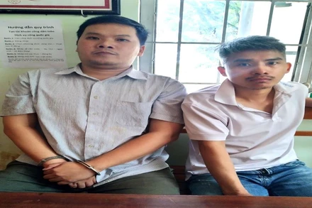 Đối tượng Trần Công Minh (trái) và Võ Gia Quyến tại Cơ quan điều tra.