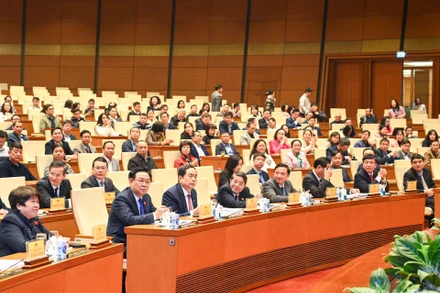 Chủ tịch Quốc hội Vương Đình Huệ cùng các Phó Chủ tịch Quốc hội và các đại biểu dự hội nghị.