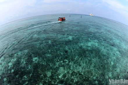 Chuyến hải trình hơn 1.000 hải lý mang tình cảm của đất liền ra với cán bộ, chiến sĩ và nhân dân huyện đảo Trường Sa và Nhà giàn DK1.