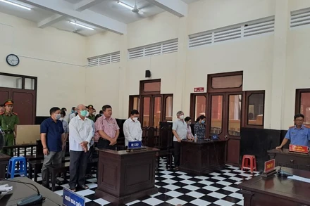 Các bị cáo tại phiên tòa xét xử.