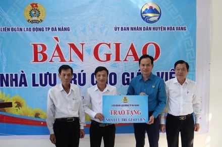 Lễ bàn giao công trình.