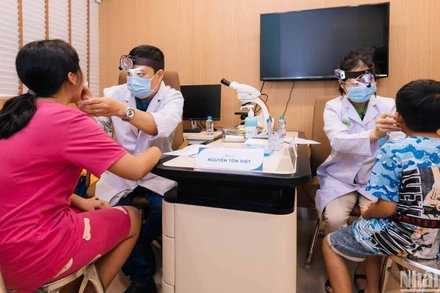 Các trẻ mồ côi cha, mẹ trong đại dịch được các bác sĩ thăm, khám sức khỏe. 