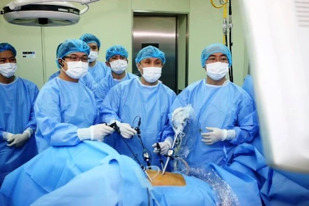 Kíp phẫu thuật Bệnh viện Trung ương Huế thực hiện phẫu thuật cắt trực tràng cho bệnh nhân ung thư. (Ảnh: BVH)