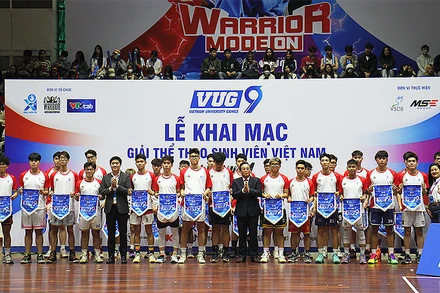 Đại diện Trung ương Hội Sinh viên Việt Nam, Trung tâm Hỗ trợ và Phát triển sinh viên Việt Nam và các đơn vị liên quan trao cờ lưu niệm tặng đội trưởng các đội tuyển tại buổi lễ.