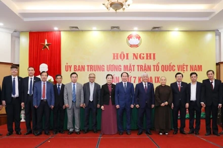 Ban Thường trực Ủy ban Trung ương Mặt trận Tổ quốc Việt Nam chụp ảnh lưu niệm cùng Ủy viên Ủy ban Trung ương Mặt trận Tổ quốc Việt Nam là người Việt Nam ở nước ngoài.