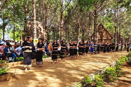 Biểu diễn cồng chiêng đón khách đến với lễ hội.