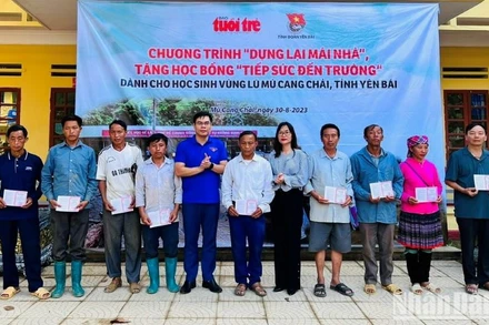 Báo Tuổi trẻ và Tỉnh đoàn Yên Bái trao sổ tiết kiệm cho người dân vùng lũ Mù Cang Chải.