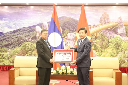 Đồng chí Khăm-bay Đăm-lắt, Ủy viên Trung ương Đảng, Phó Chủ tịch Quốc hội Lào tặng bức tranh kỷ niệm cho Đà Nẵng.