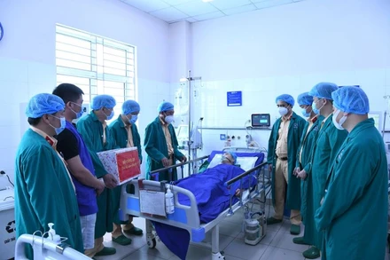 Thiếu tướng Nguyễn Văn Mừng cùng lãnh đạo các đơn vị nghiệp vụ thuộc Cảnh sát giao thông thăm hỏi, động viên Thiếu tá Dương Xuân Kiệm. 