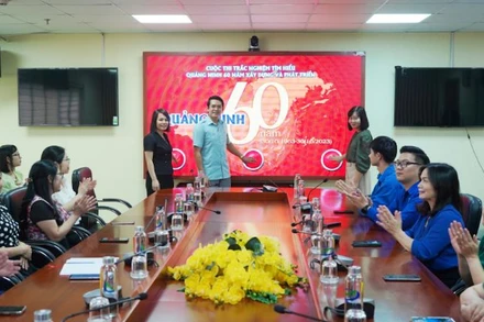 Các đại biểu ấn nút khởi động Cuộc thi trắc nghiệm tìm hiểu "Quảng Ninh 60 năm xây dựng và phát triển".