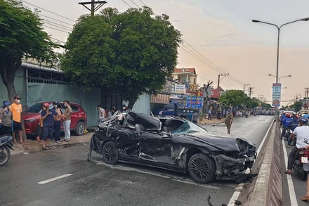 Xe ô-tô gây tai nạn biến dạng.