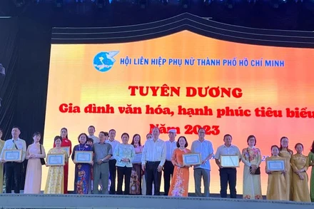 Hội Liên hiệp Phụ nữ Thành phố Hồ Chí Minh tuyên dương 50 gương gia đình văn hóa, hạnh phúc tiêu biểu.